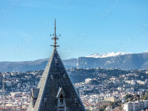 Arrière pays niçois enneigé et baou de Saint Jeannet sur la Côte d'Azur photo