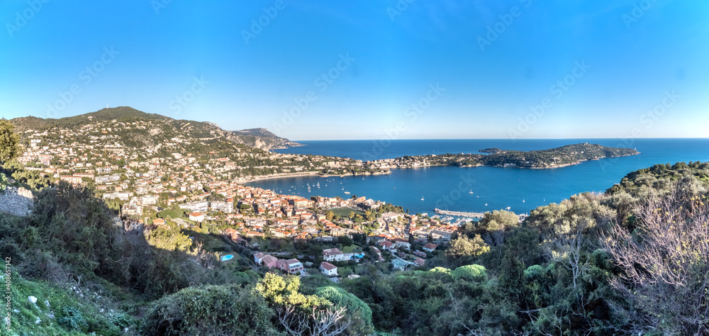 Panorama sur la baie de Villefranche sur Mer et la presqu'île du Cap Ferrat depuis le fort du mont Alban sur les hauteurs de Nice sur la Côte d'Azur
