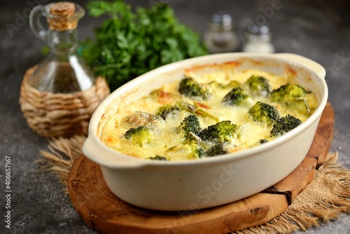 Casserole with turkey fillet, broccoli, carrots and onions in cream with mozzarella.