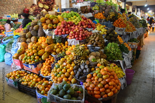 Puesto de frutas y verduras en mercado de Sucre, Bolivia, South America © Valeria