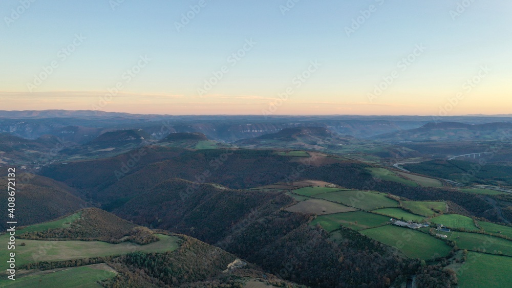 Survol des plateaux de l'Aveyron (causse Méjean et plateau du Larzac)