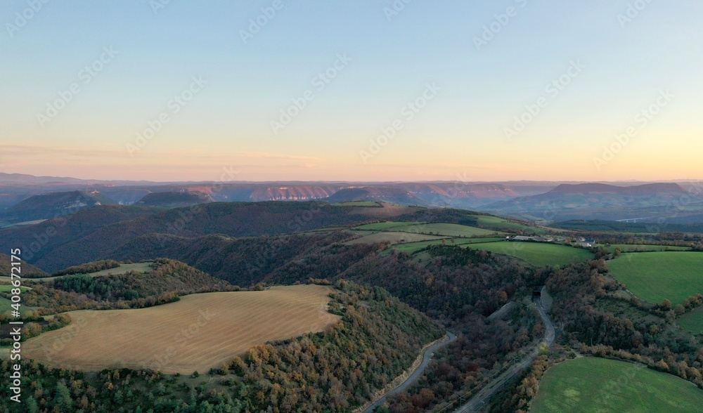 Survol des plateaux de l'Aveyron (causse Méjean et plateau du Larzac)