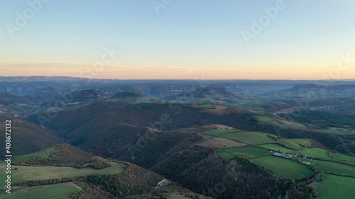 Survol des plateaux de l Aveyron  causse M  jean et plateau du Larzac 