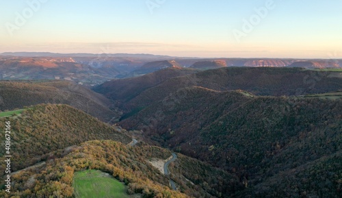 Survol des plateaux de l'Aveyron (causse Méjean et plateau du Larzac)