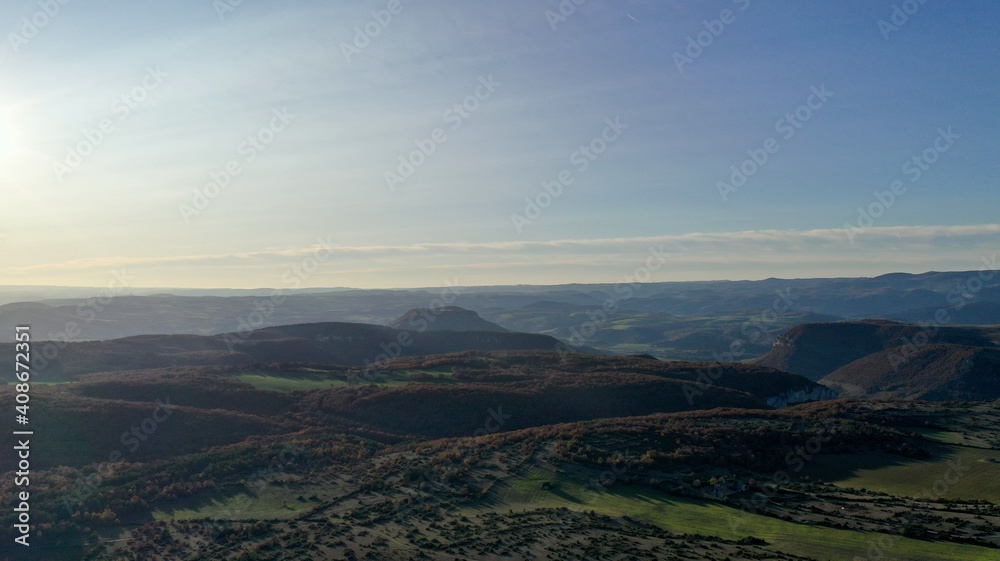 Fototapeta premium plateau du Larzac, viaduc de Millau et causses de Lozère et de l'Aveyron soleil couchant