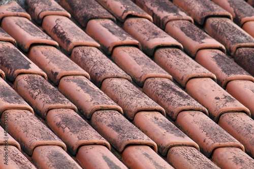 TEXTURA DE UM TELHADO COLONIAL VELHO, ES, BRASIL. photo