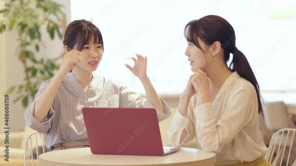 カフェで話をする女性 カフェで話をする女性