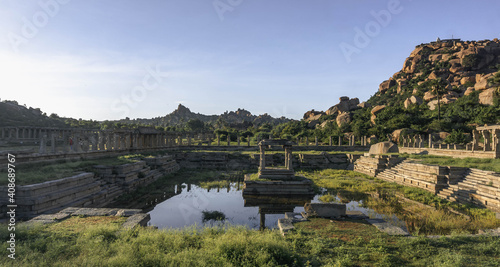 Foto pool with stone steps in Hampi, an ancient temple reservoir
