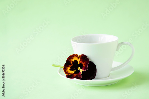 パンジーの花束とコーヒー