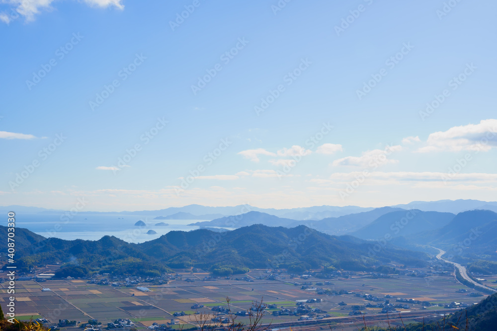 香川県さぬき市の東部の風景　遠方に瀬戸内海
