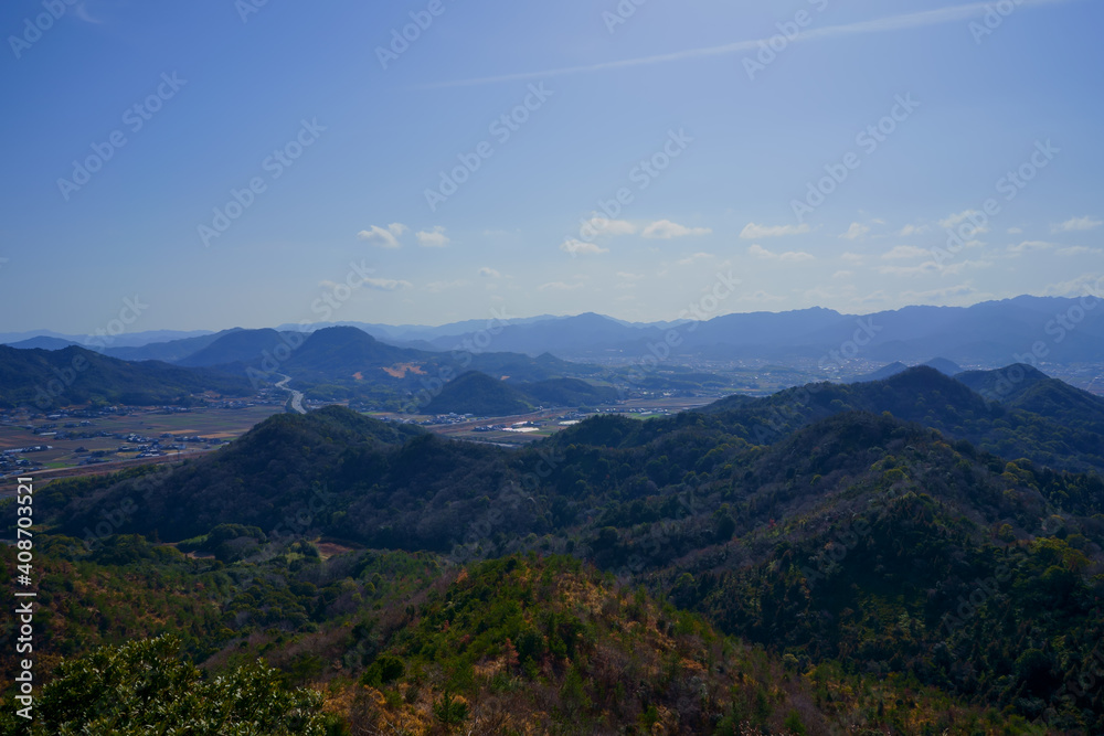 香川県さぬき市の山並み　遠方に讃岐山脈