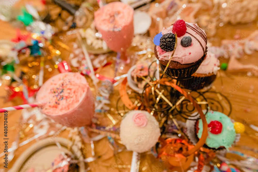 Set de fiesta de cumpleaños nocturna a color con globos, pastelillos, palomitas, dulces y mucha diversión para usar como background 