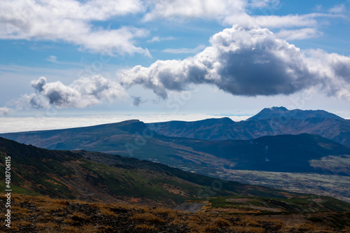 秋の北海道・大雪山で見た、北海岳山頂付近の風景と空に浮かぶ雲