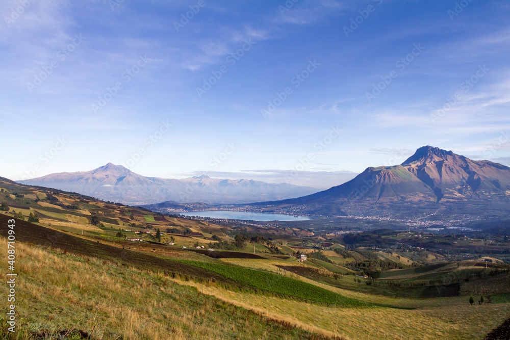 Paisaje con montañas, cielo, nubes y lago San Pablo en Ecuador