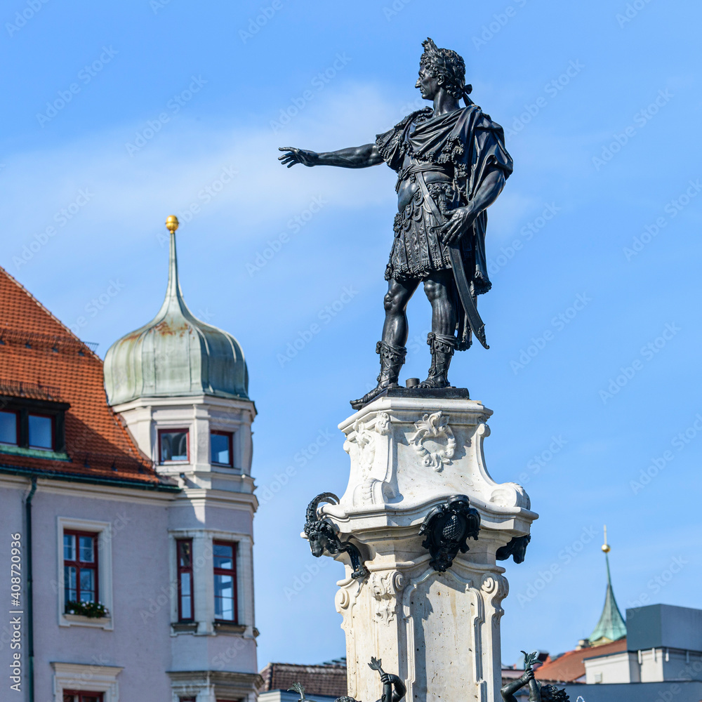 Einer der Augsburger Prachtbrunnen - der Augustusbrunnen auf dem Rathausplatz