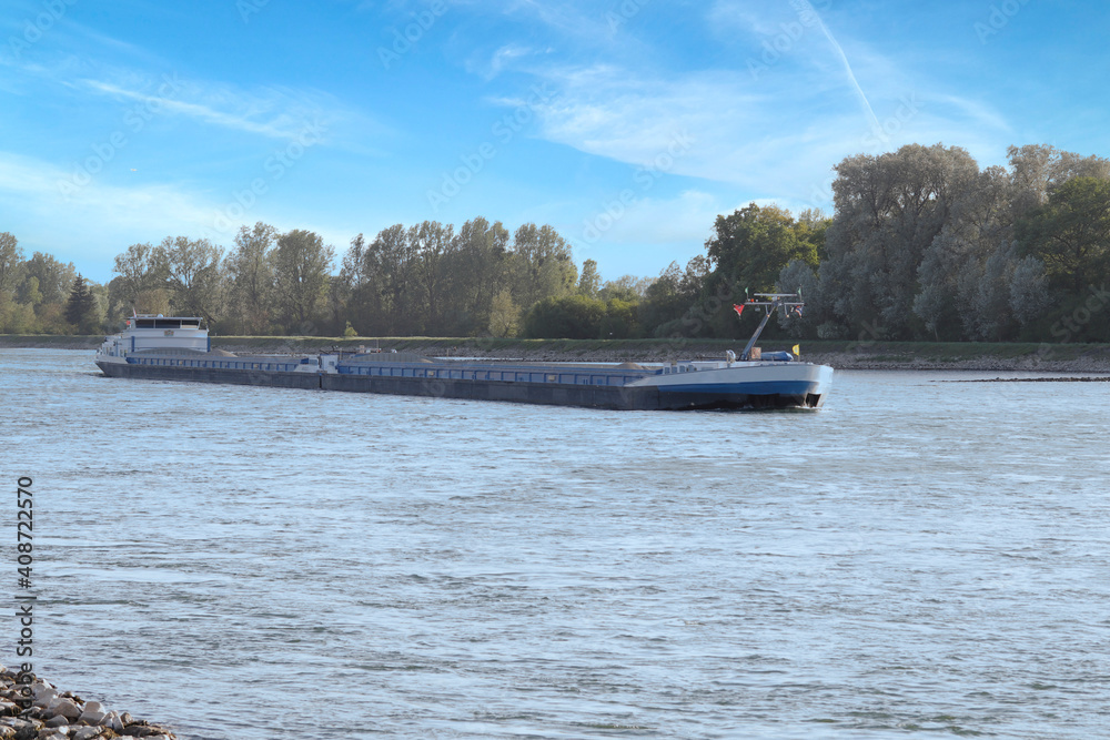 Obraz premium Binnenschiff auf dem Rhein bei blauen Himmel
