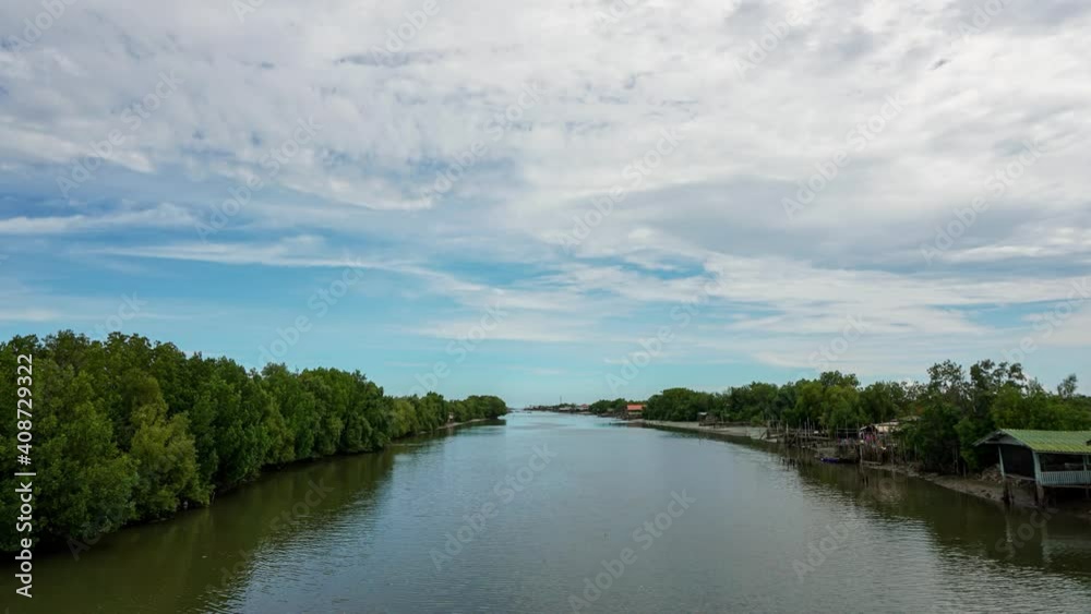 The movement of the Altostratus cloud, which crushed the sky completely. The movement of the Altostratus cloud, which crushed the sky completely.