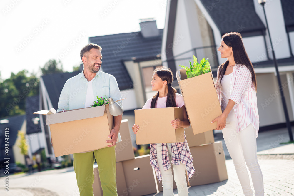 Photo of family mommy daddy child childhood happy positive smile enjoy relocation hold boxes real estate comfort harmony city Photo of family mommy daddy child childhood happy positive smile enjoy relocation hold boxes real estate comfort harmony city