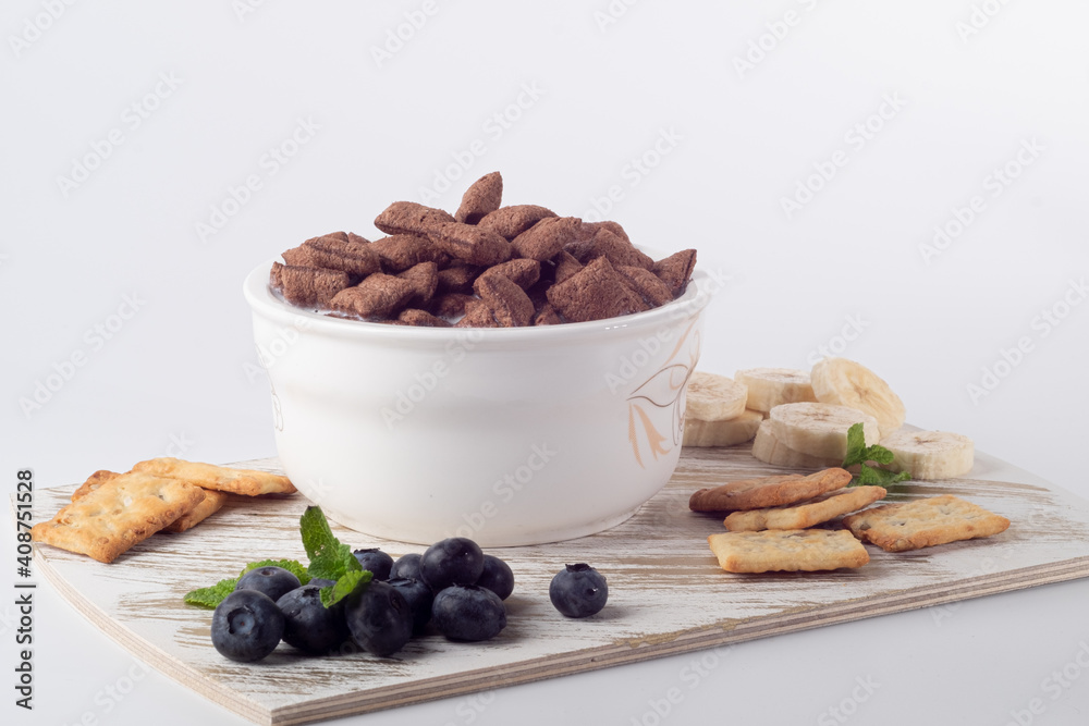 Fototapeta premium quick milk breakfast with berries and cookies