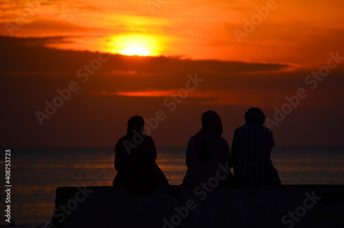 Frauensilhouetten im Sonnenuntergang