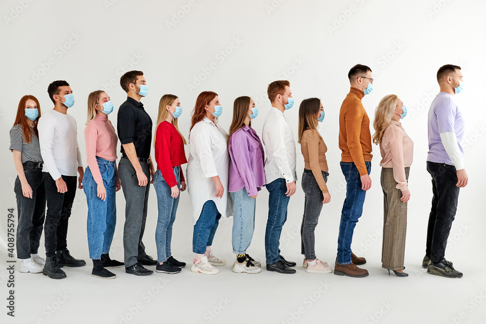 Obraz premium men and women wearing medical face mask, stand in a row, queue, isolated over white studio background. global society. disease epidemic, coronavirus infection concept