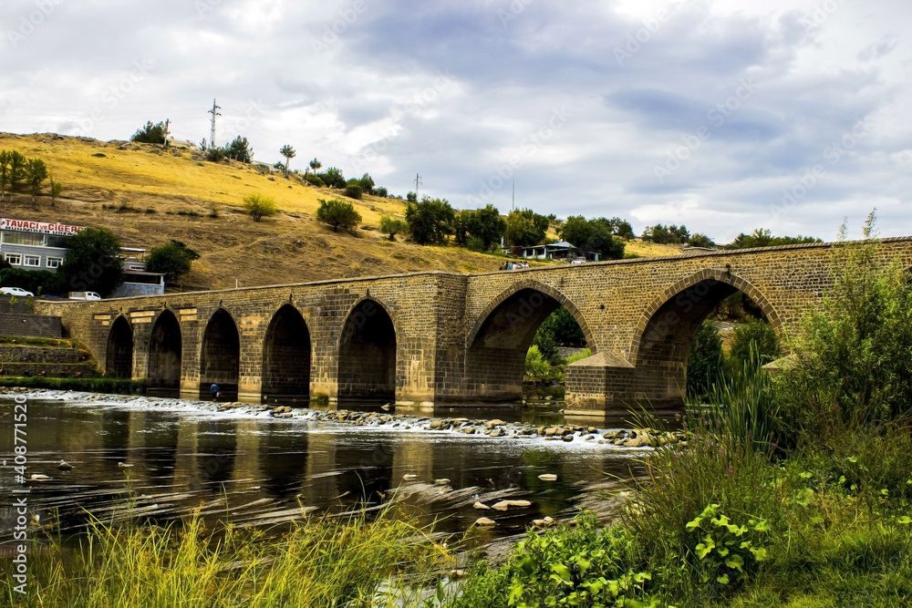 Diyarbakir on gozlu bridge