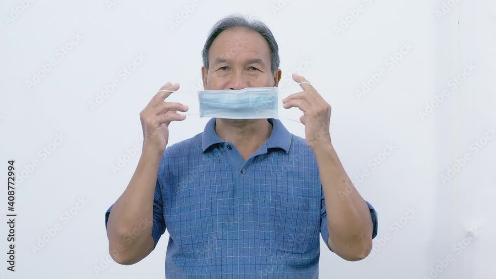 Senior Asian men are wearing the correct medical masks. Sanitation concepts prevent the spread of germs and bacteria and avoid coronavirus infection. Senior Asian men are wearing the correct medical masks. Sanitation concepts prevent the spread of germs and bacteria and avoid coronavirus infection.