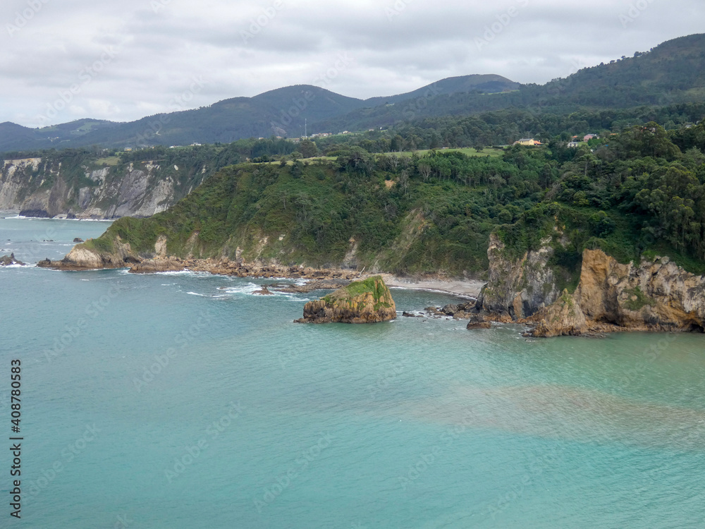 Fototapeta premium Paisaje de mar, rocas, playas y acantilados del norte de España.
