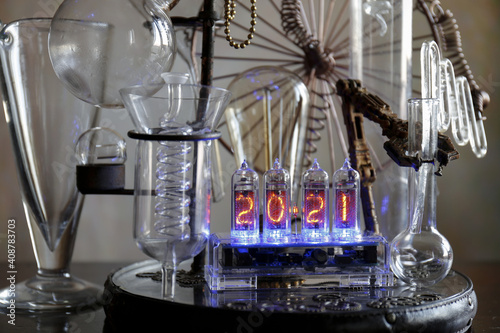 orologio a valvole vecchie con provette  di vetro di laboratorio chimico