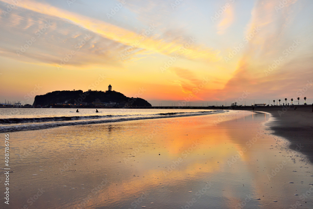 Naklejka premium オレンジ色に染まる江ノ島東浜海岸の夕景