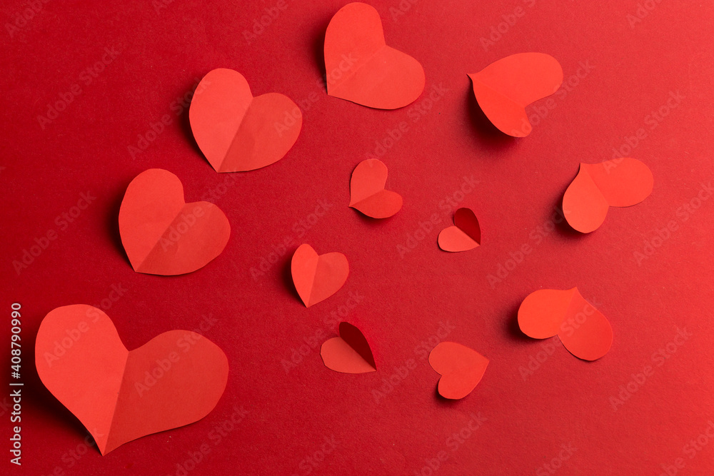Use scissors to cut into heart-shaped pieces of paper Use scissors to cut into heart-shaped pieces of paper