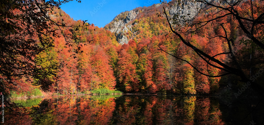 Fototapeta premium A beautiful lake high in the mountains.