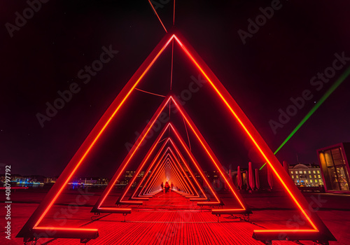 Fotografia Series of triangular gates of light or intense red light tunnel