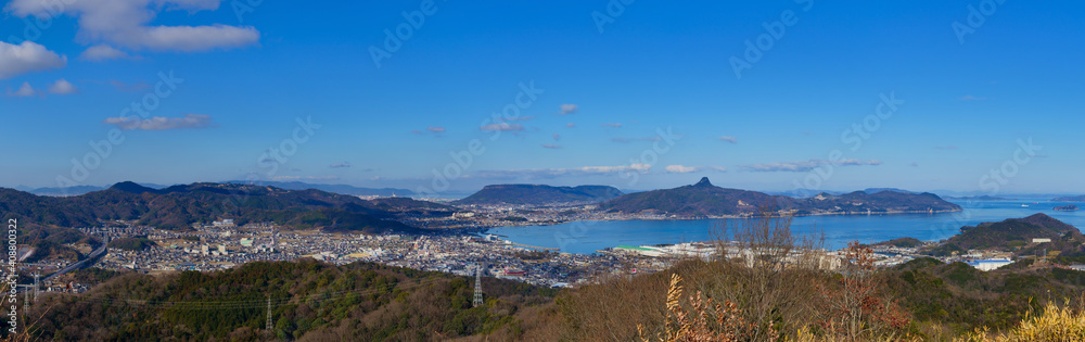 香川県さぬき市街並み　瀬戸内海　屋島と五剣山　パノラマ風景