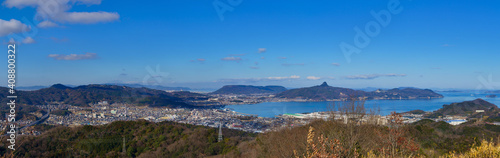 香川県さぬき市街並み 瀬戸内海 屋島と五剣山 パノラマ風景