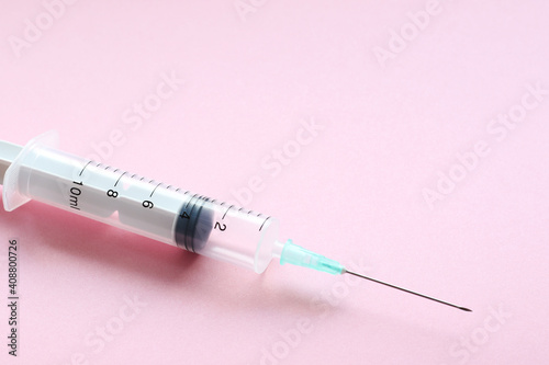 Valokuva medical syringe on pink background