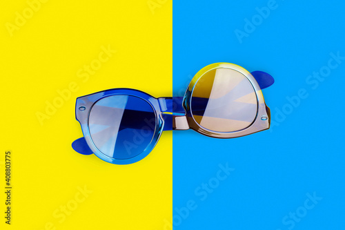 Cuadro en lienzo Unreal sunglasses, useless Impossible shape object, optical illusion, abstract s