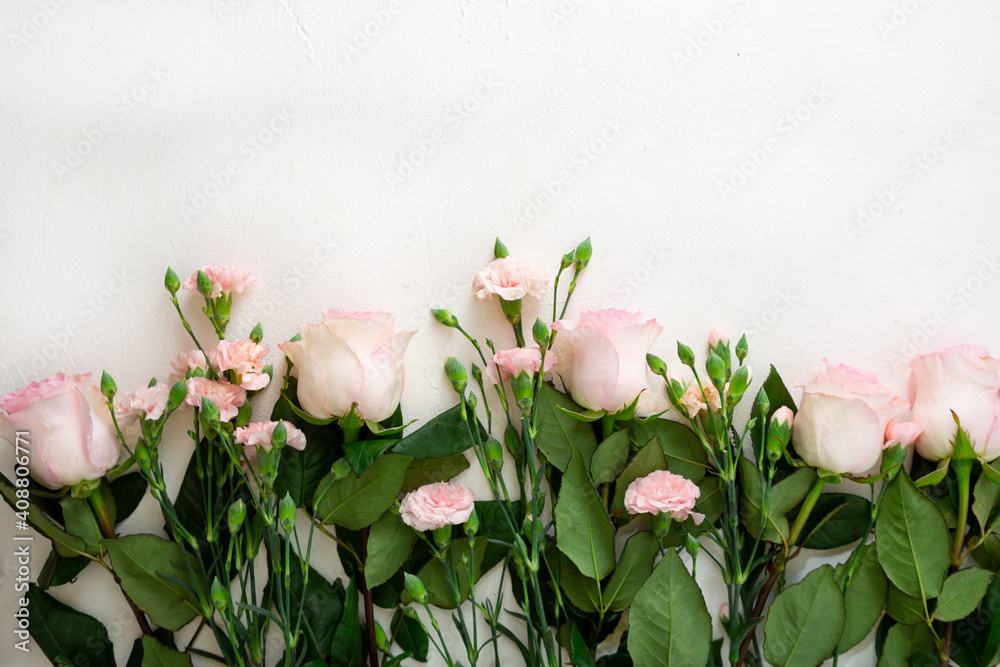 Obraz premium Pink flowers on light surface, copy space holiday