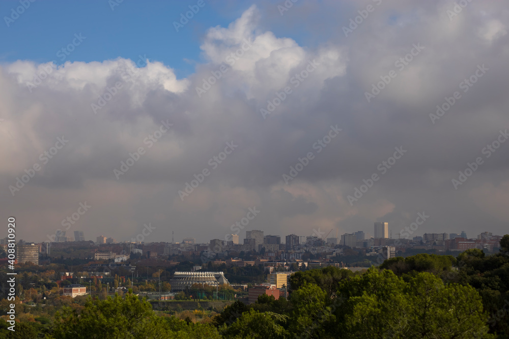 Vistas de Madrid en un día nublado desde la Casa de Campo
