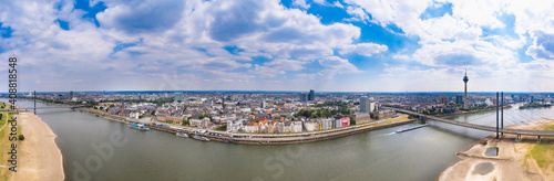 Rhein in Düsseldorf, Deutschland © shokokoart