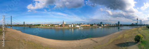 Rhein in Düsseldorf, Deutschland © shokokoart