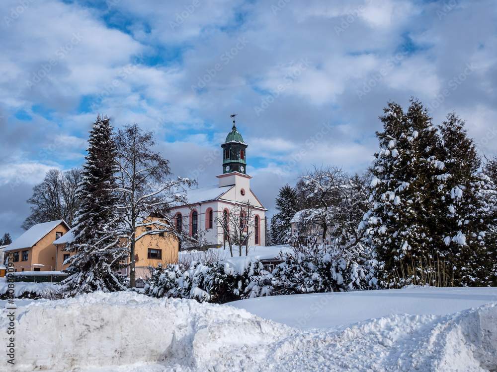 Blick auf die Kirche in Morgenröthe-Rautenkranz im Winter Vogtland Sachsen