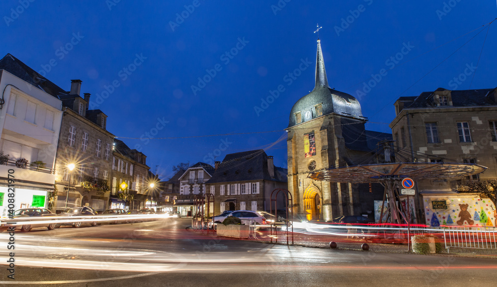 Objat (Corrèze, France) - Vue nocturne de l'église Saint Barthélémy au coucher du soleil