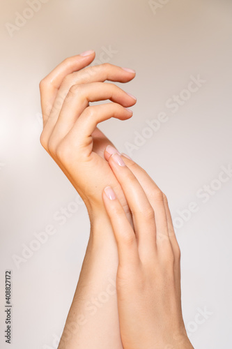 Frauenhände mit natürliche Maniküre 