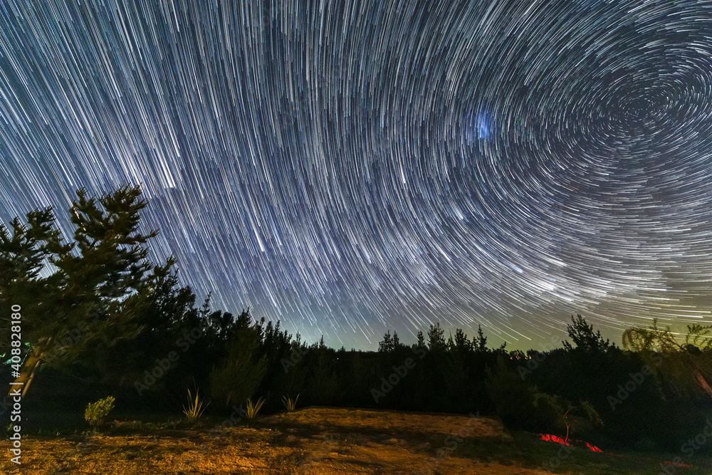 Foto de The Earth rotation as seen in the night sky with the star ...