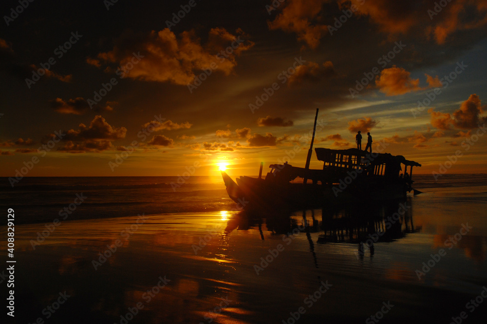Romantyczny zachód słońca na plaży z wrakiem statku