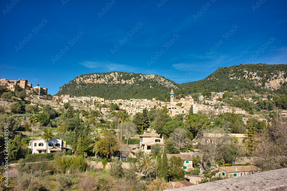 town vibes on valldemosa in Mallorca