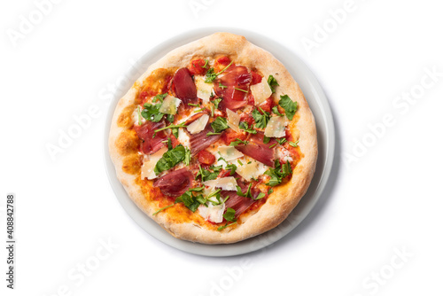 Deliziosa pizza italiana condita con lonza di maiale, scaglie di grana e rucola 
