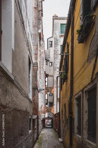 Alley between houses in Venice, Italy © Mark Zhu