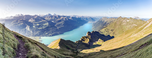 Landschaftspanorama, Aussicht vom Brienzer Rothorn auf die schweizer Alpen, Brienzersee und Interlaken. Wandern im berner Oberland, Schweiz